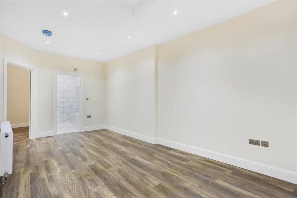 Flat Westmead Road in Greater London