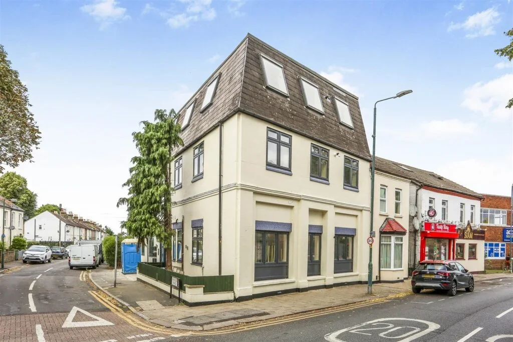 Flat Westmead Road in Greater London