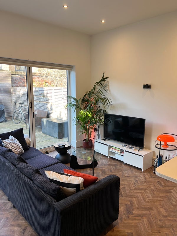 Room Thorncliffe Road in Greater London