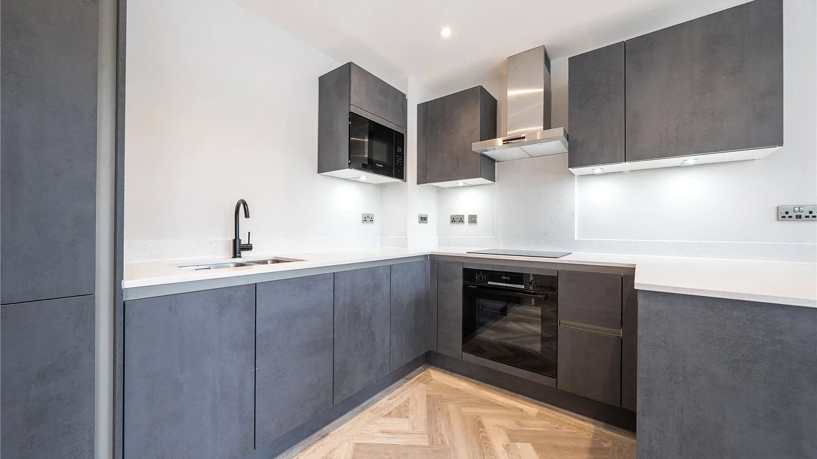 Flat Cockfosters Road in Greater London