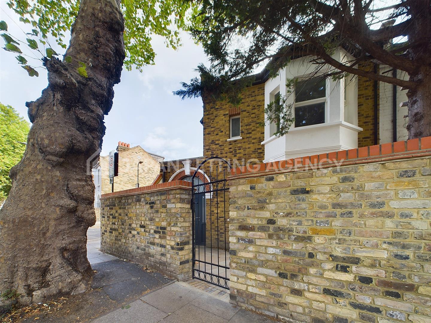 House Acton Lane in Greater London