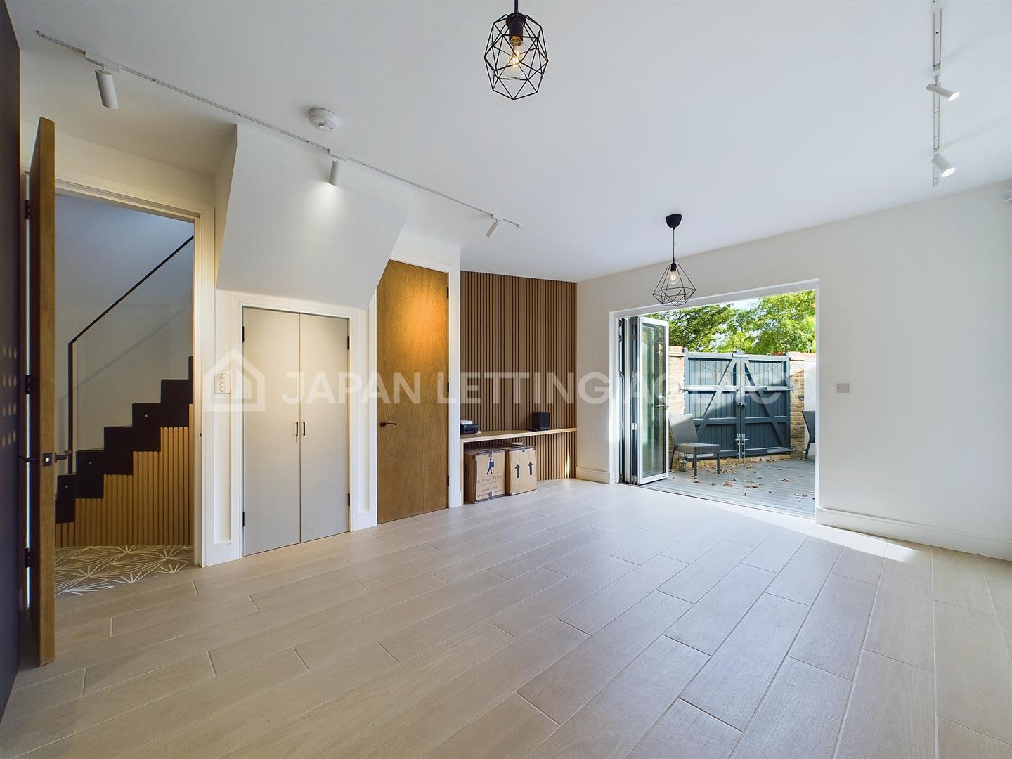 House Acton Lane in Greater London
