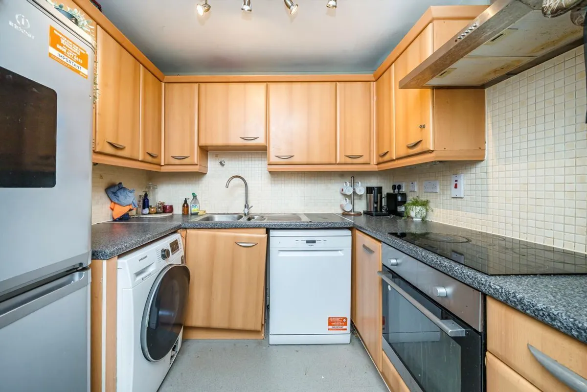 Flat Boddington Gardens in Greater London