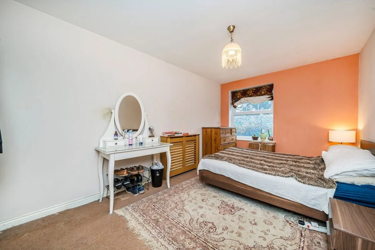 Flat Boddington Gardens in Greater London
