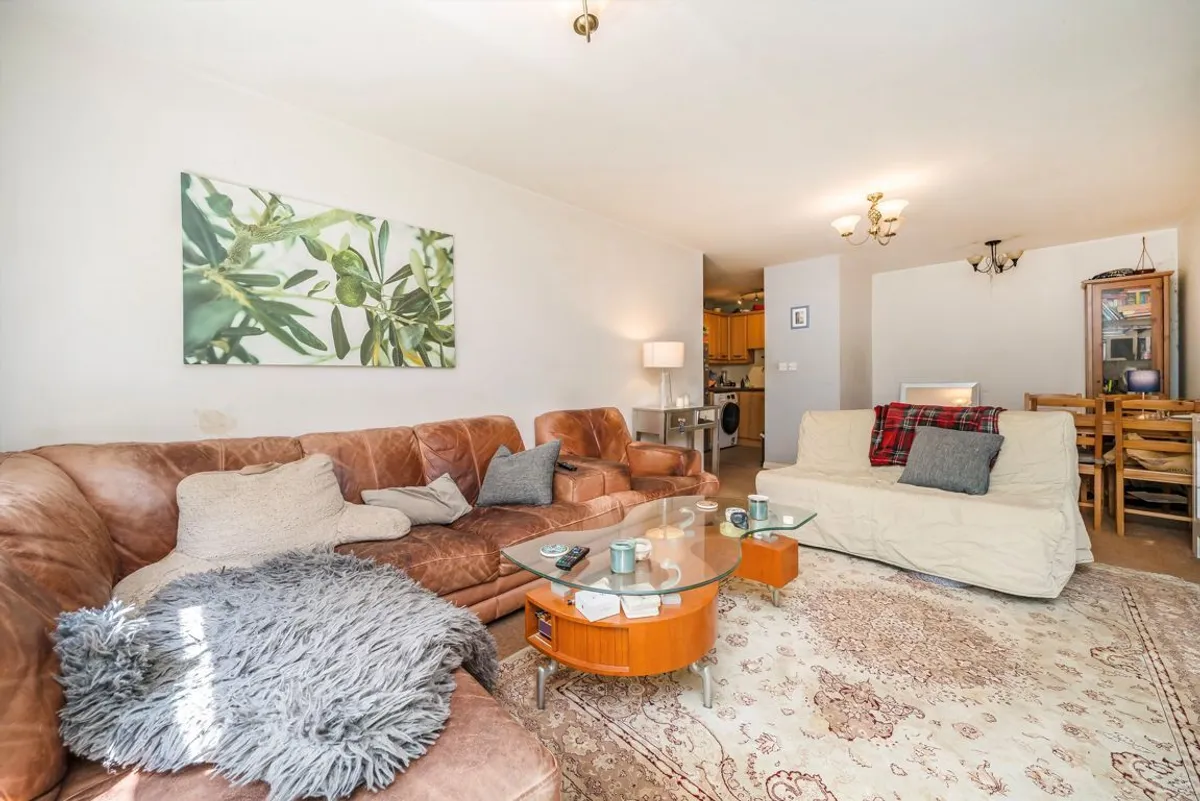 Flat Boddington Gardens in Greater London