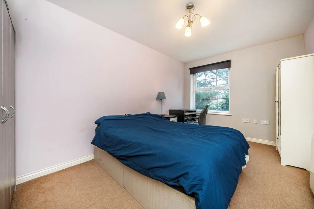 Flat Boddington Gardens in Greater London