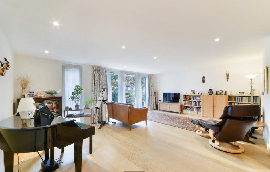 Flat Tanner Street in Greater London
