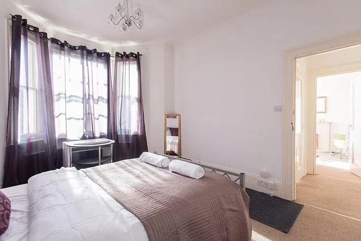 Flat Pemberton Road in Greater London