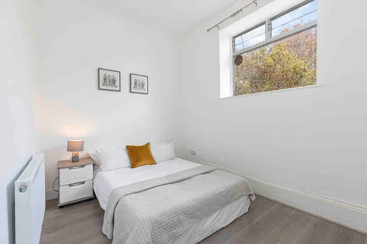 Flat Pemberton Road in Greater London