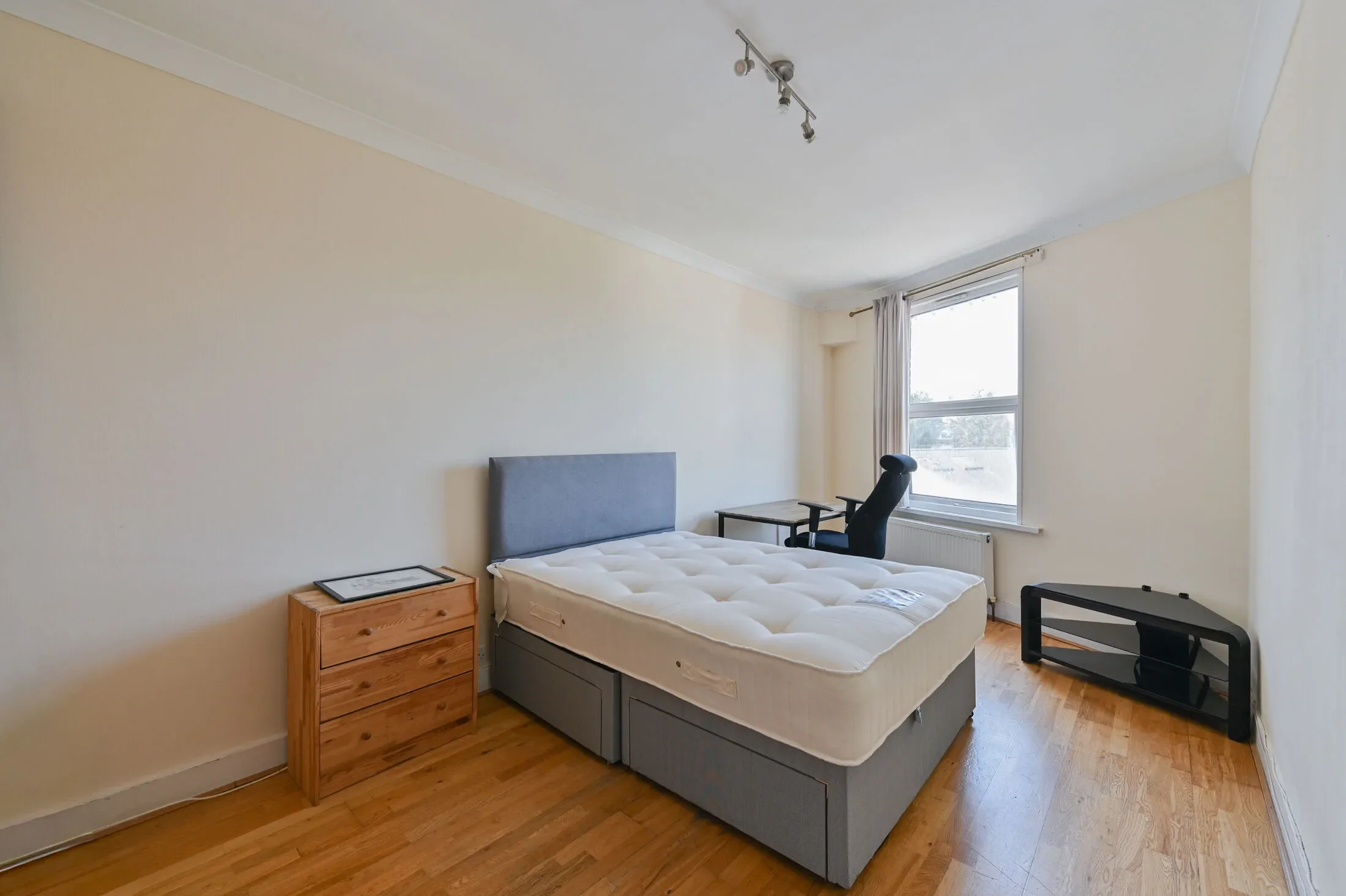 Flat Durnsford Road in Greater London