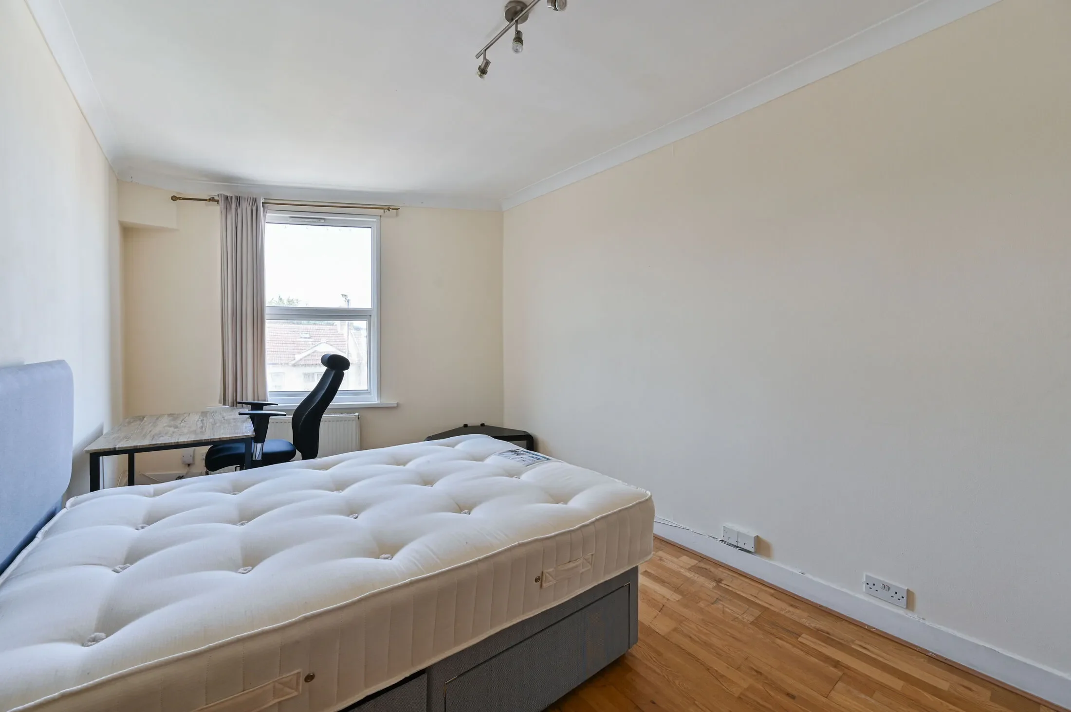Flat Durnsford Road in Greater London