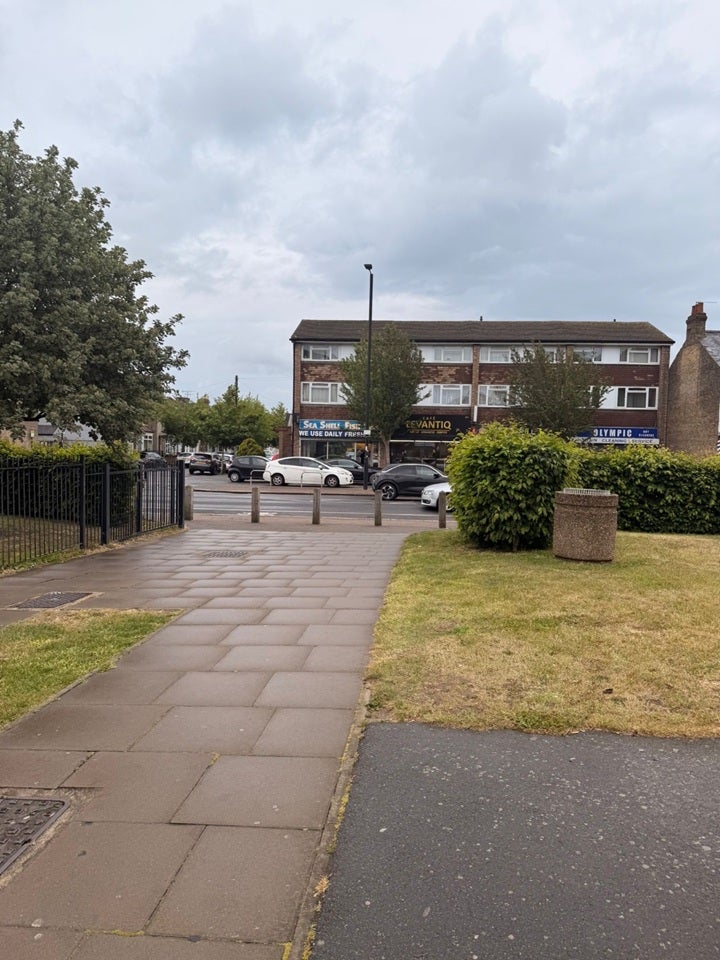 Room Moorfield Road in Greater London