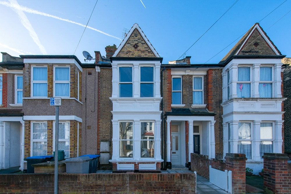 Flat Minet Avenue in Greater London