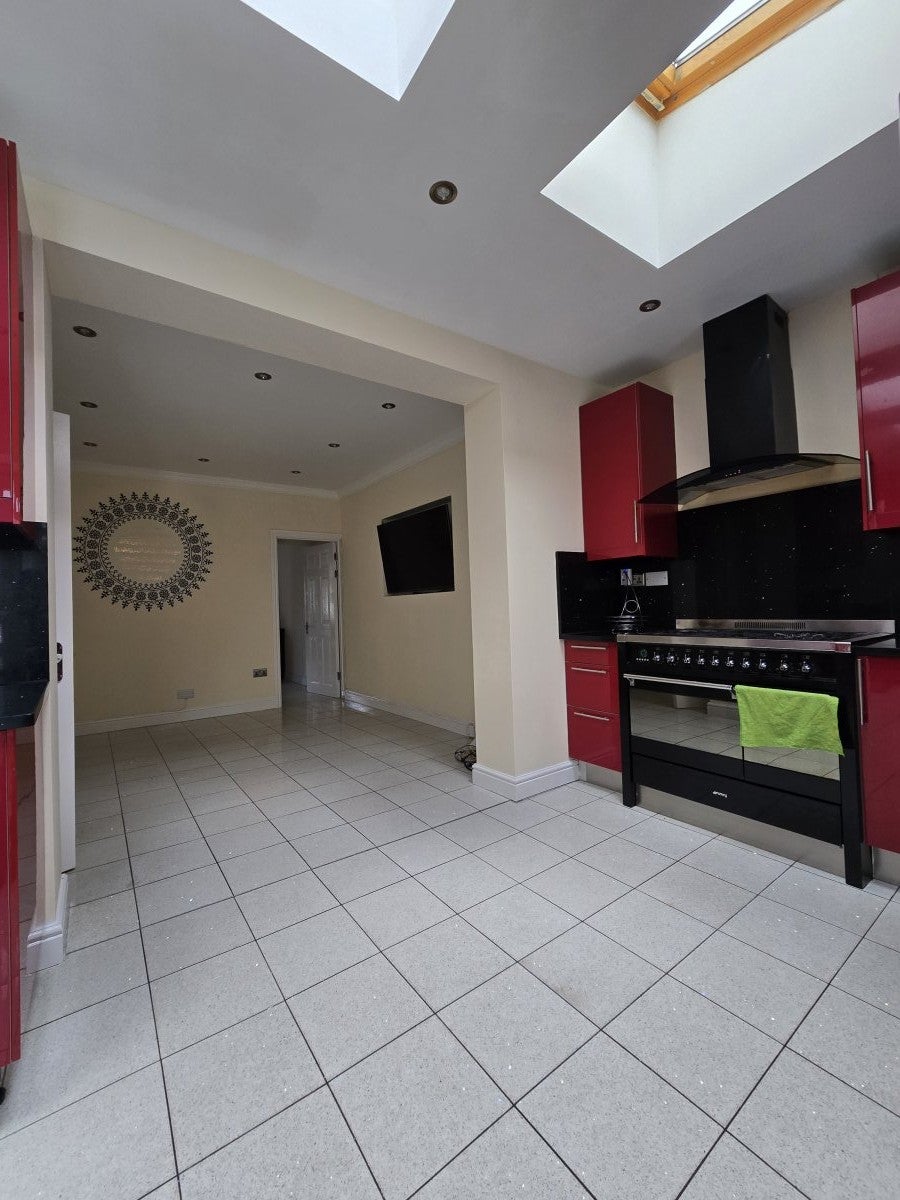 Room Devonshire Hill Lane in Greater London