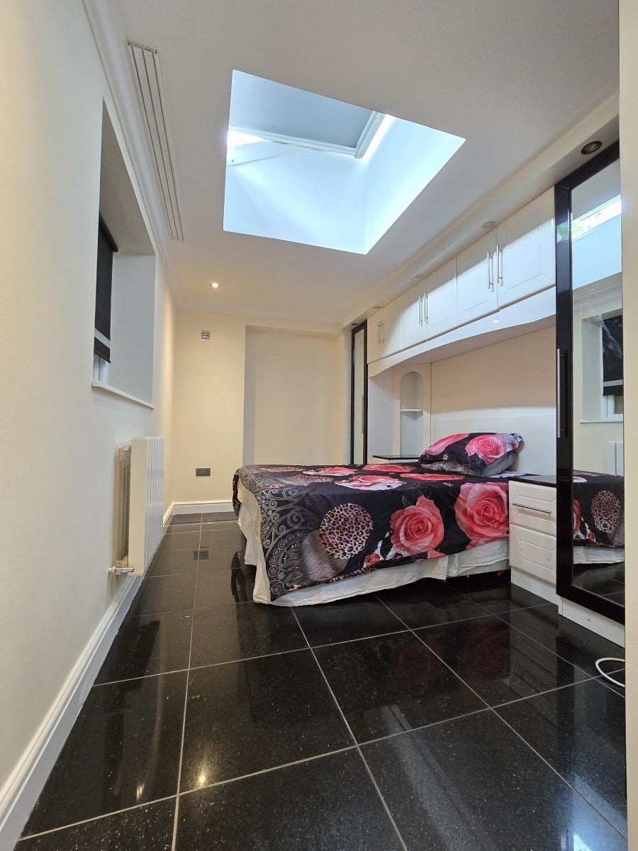 Room Devonshire Hill Lane in Greater London