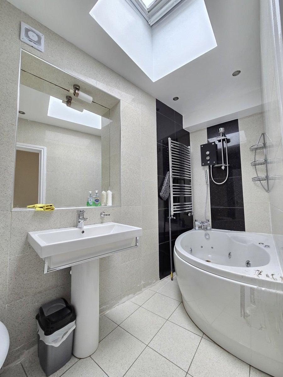 Room Devonshire Hill Lane in Greater London