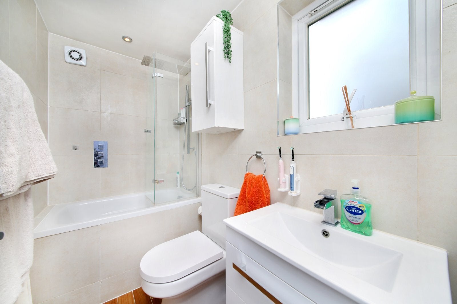 Flat Buckmaster Road in Greater London