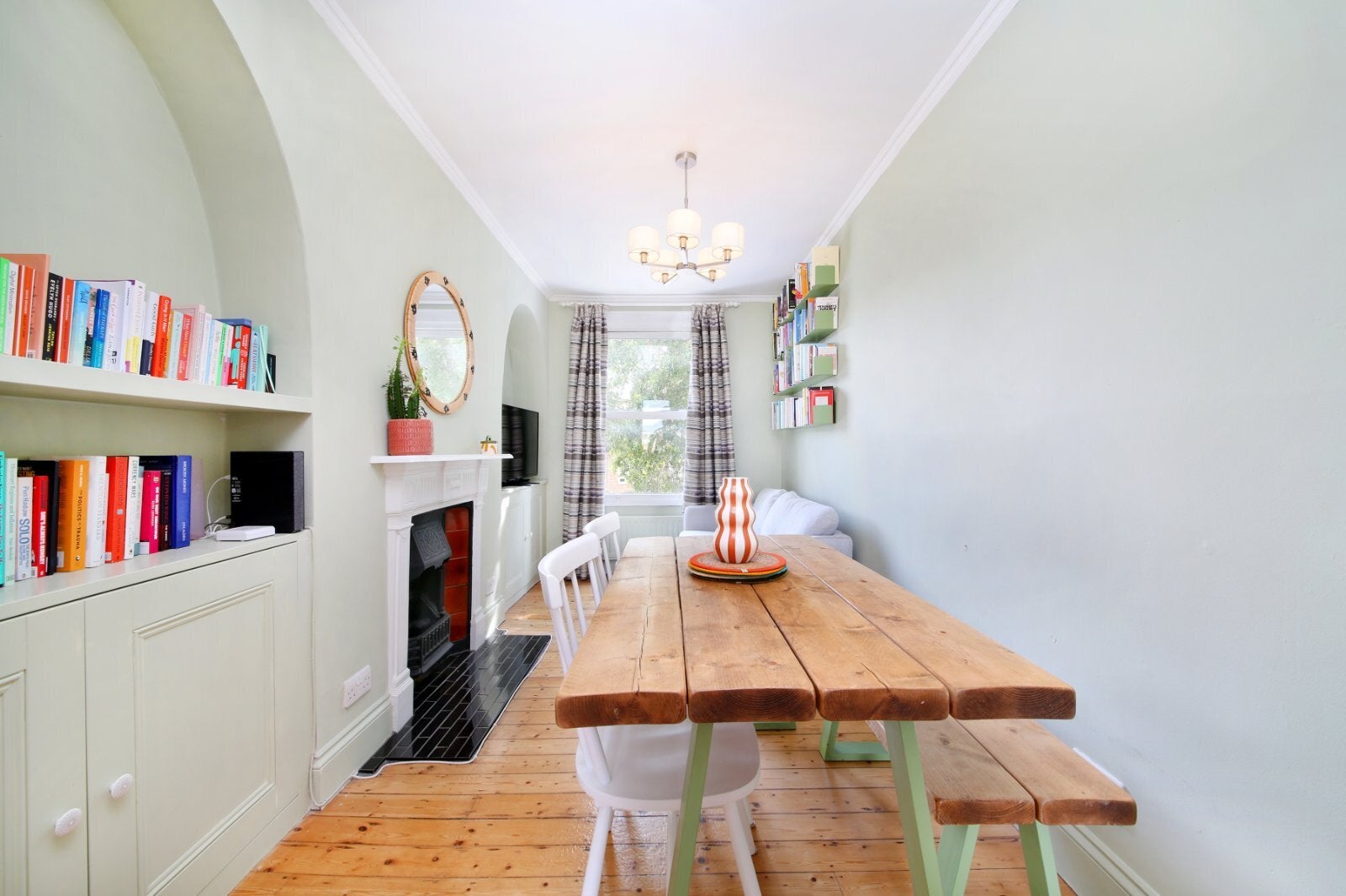 Flat Buckmaster Road in Greater London