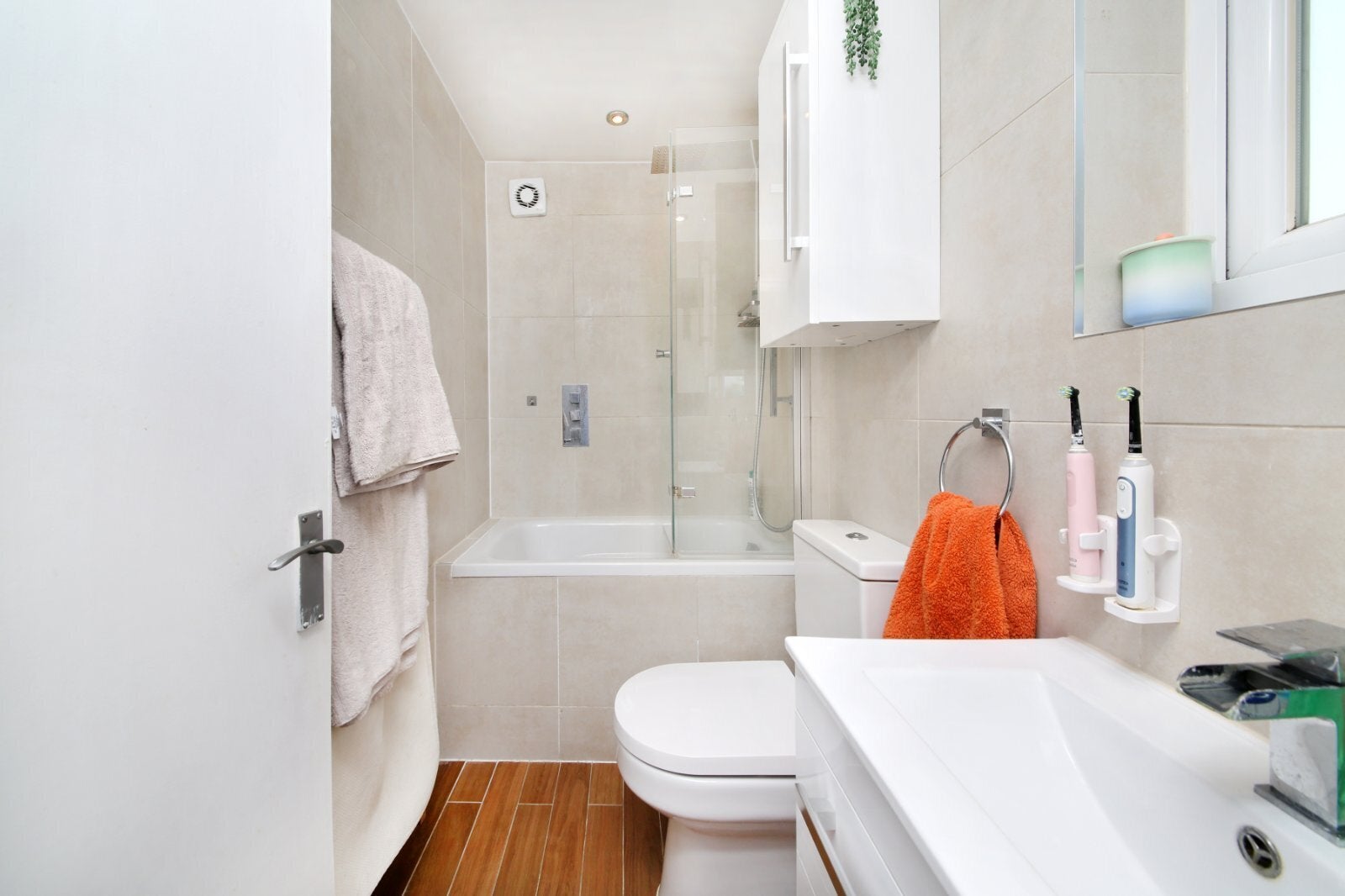 Flat Buckmaster Road in Greater London