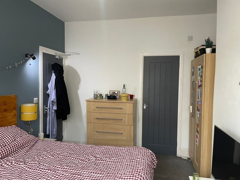 Room Moorside Road in Salford