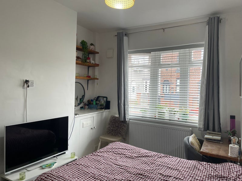 Room Moorside Road in Salford