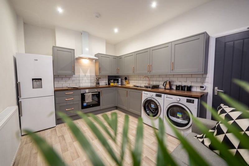 Room Moorside Road in Salford