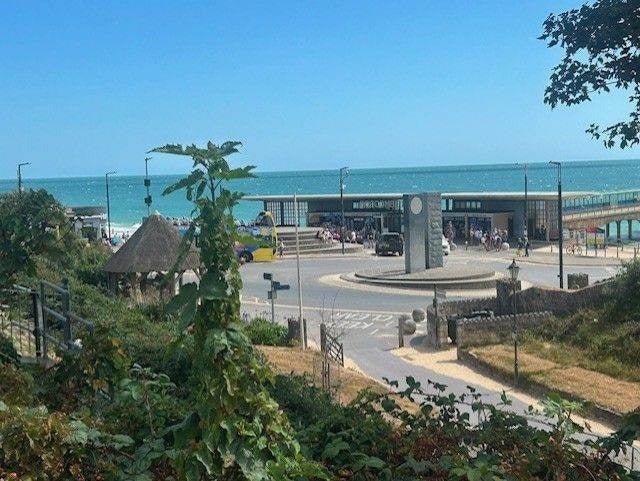 Flat Undercliff Road in Bournemouth