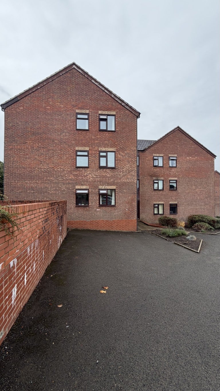 Flat Winston Close in Woodford Halse
