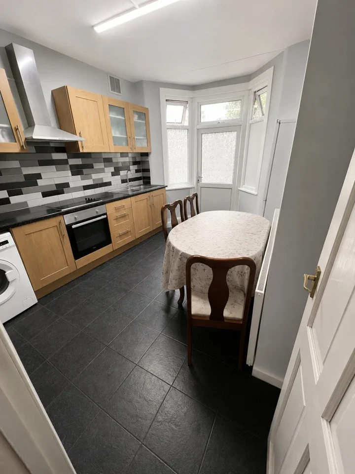 Flat Keppel Road in Greater London