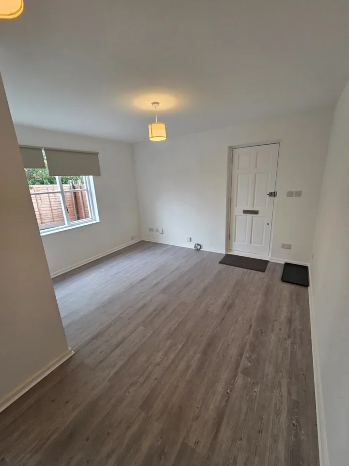 Flat Furtherfield Close in Greater London
