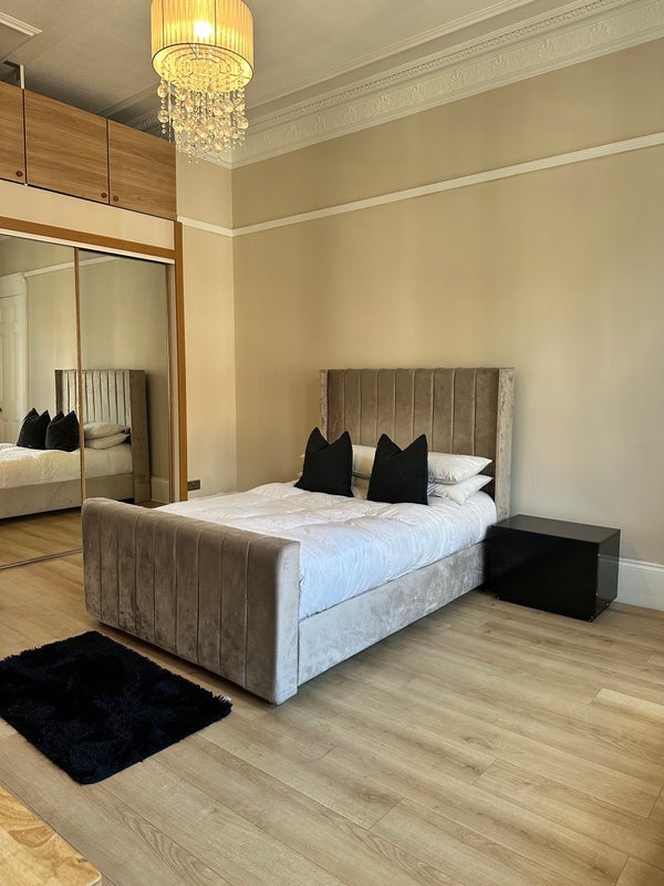 Room Keir Street in Glasgow