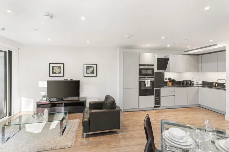 Flat New Drum Street in Greater London