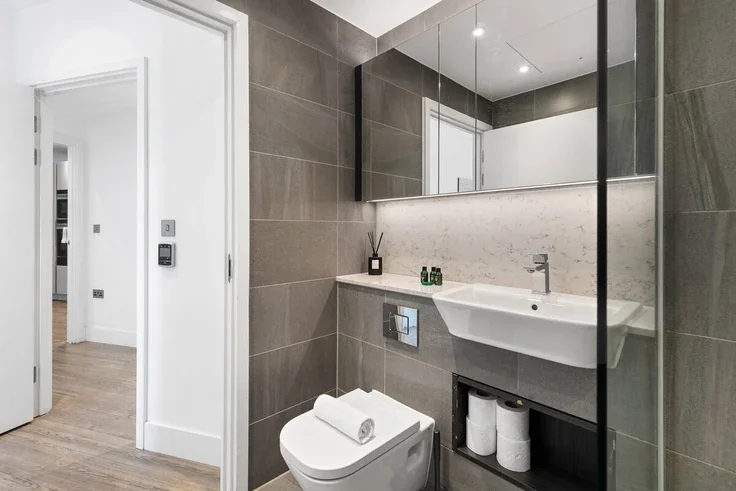 Flat New Drum Street in Greater London