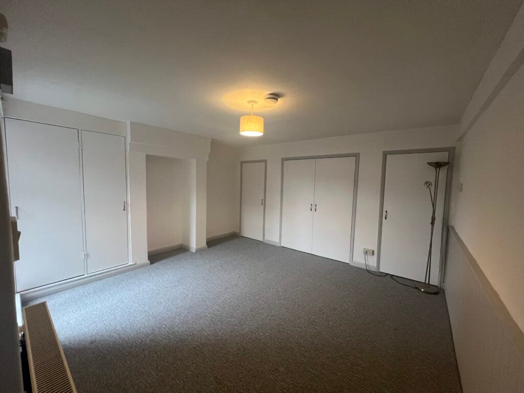 Flat The Warren in Rushmoor