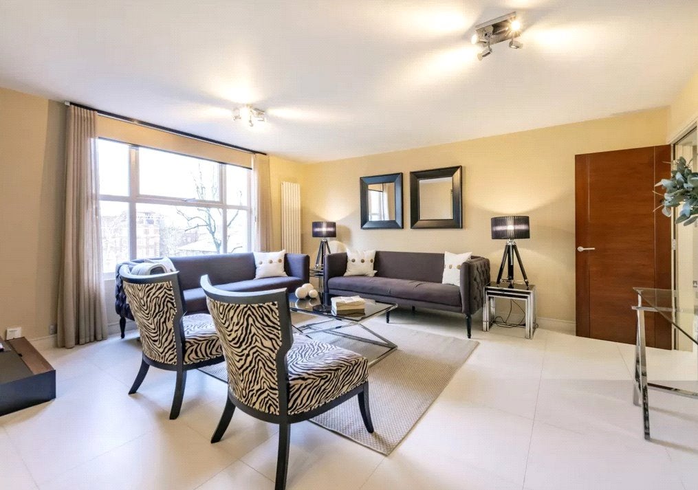 Flat Boydell Court in London