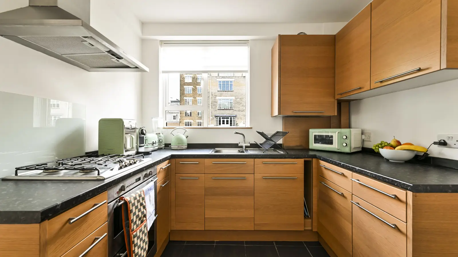 Flat Nutt Street in Greater London