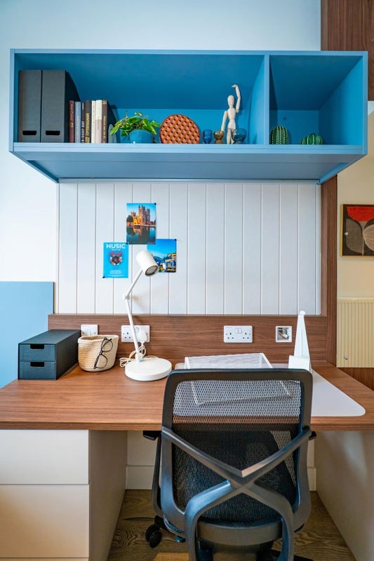 Room Sparrowbill Way in Bristol
