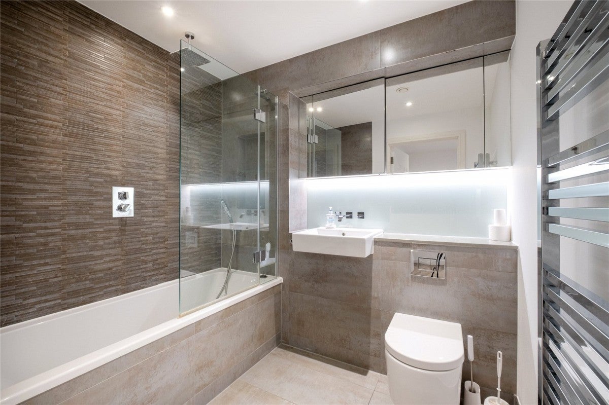 Flat Blairderry Road in Greater London