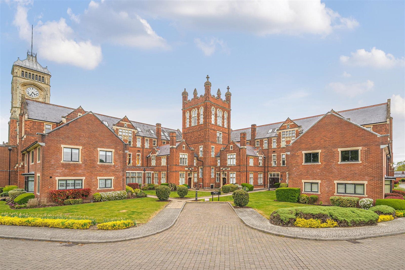 Flat Royal Connaught Drive in Hertsmere