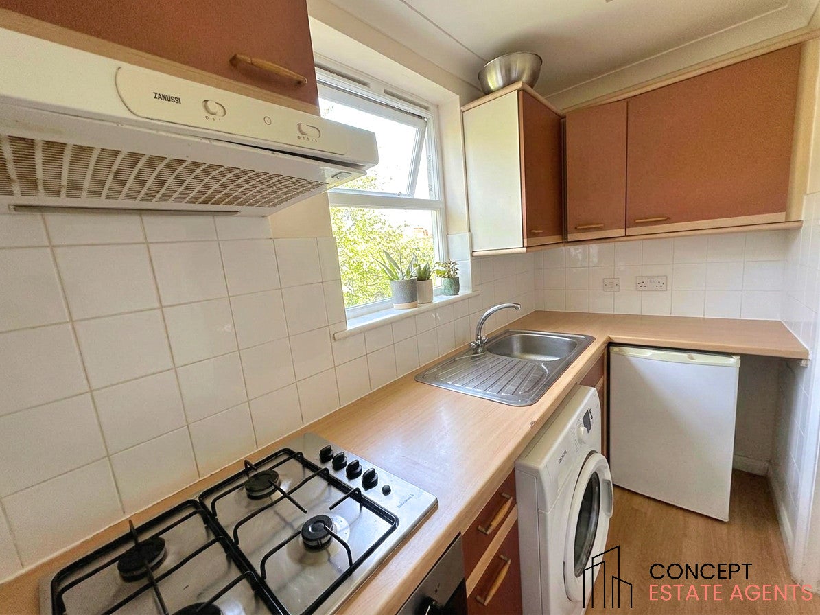 Flat Tooting Bec Road in Greater London