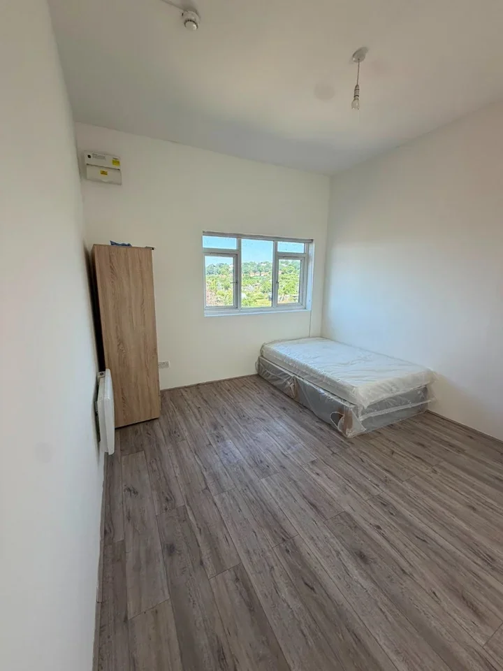 Flat Northwood Road in Greater London