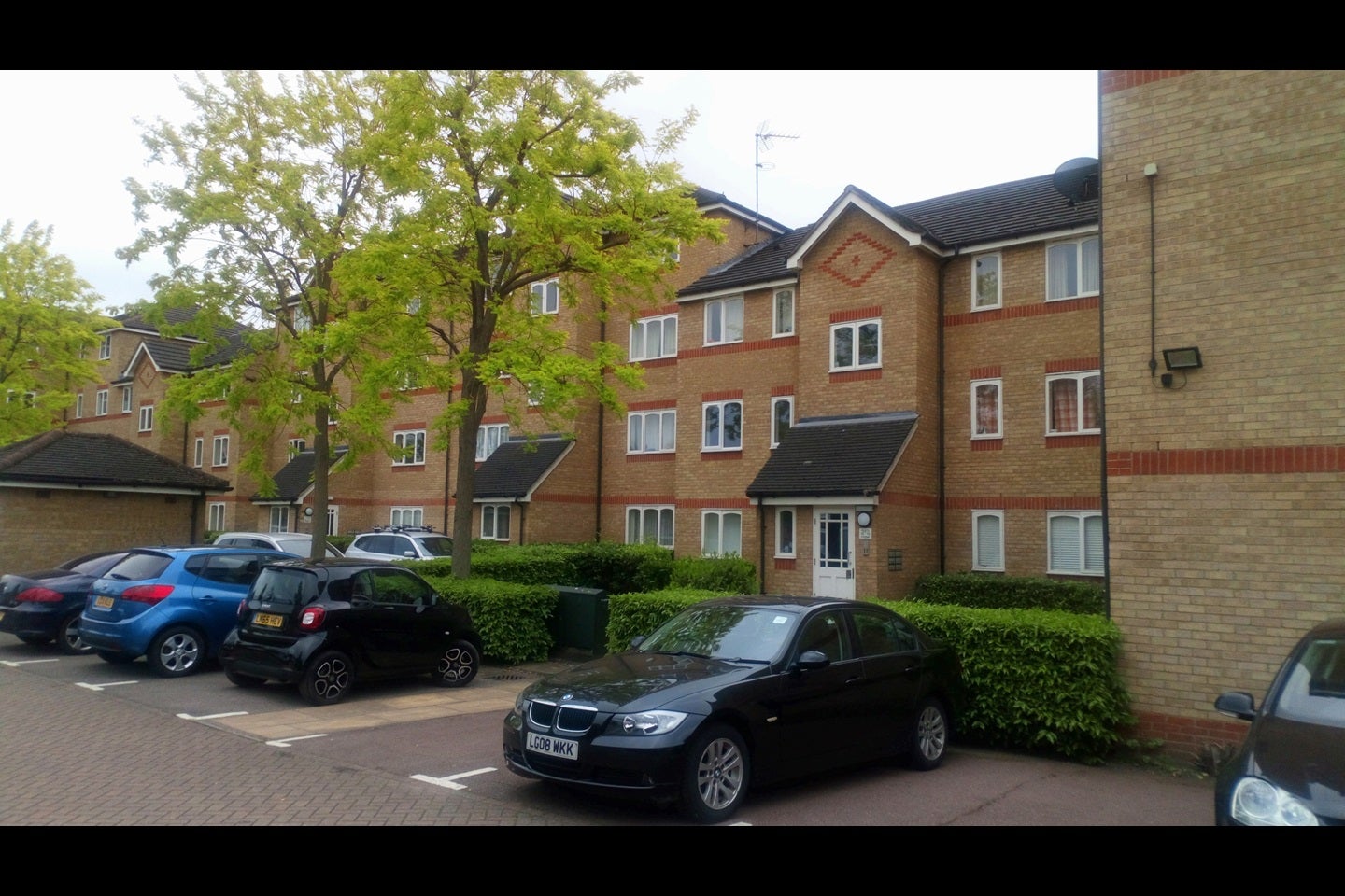 Flat Telegraph Place in Greater London
