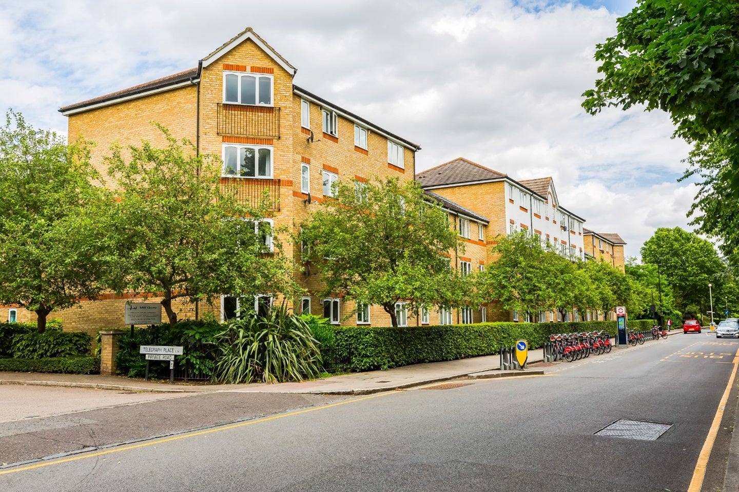 Flat Telegraph Place in Greater London