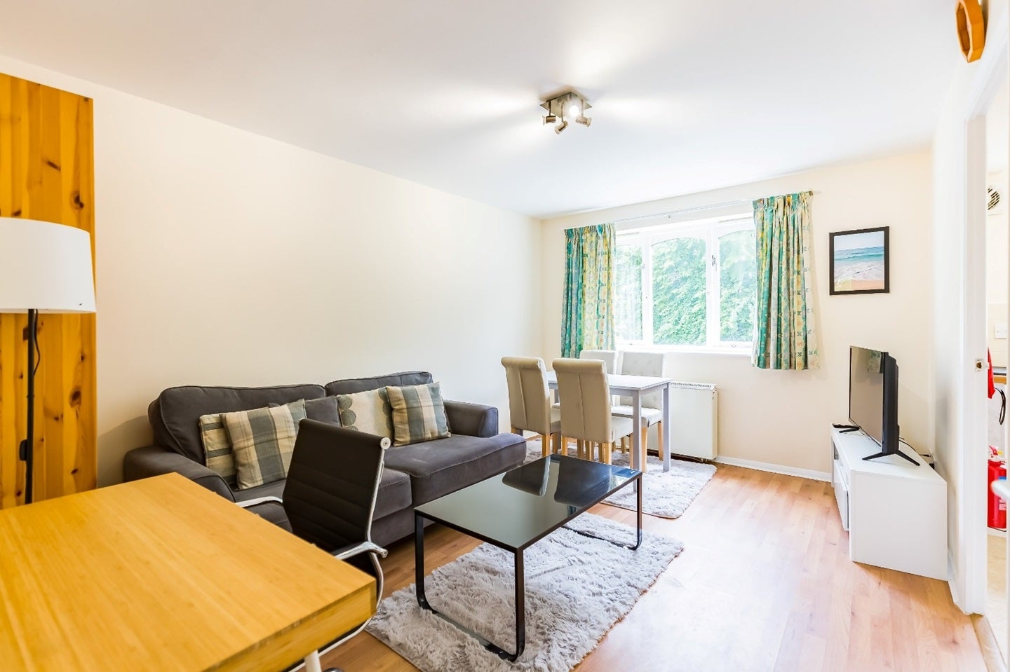 Flat Telegraph Place in Greater London