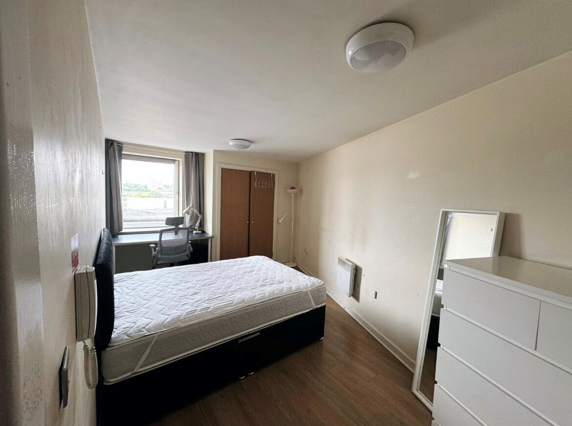Flat Priory Place in Coventry