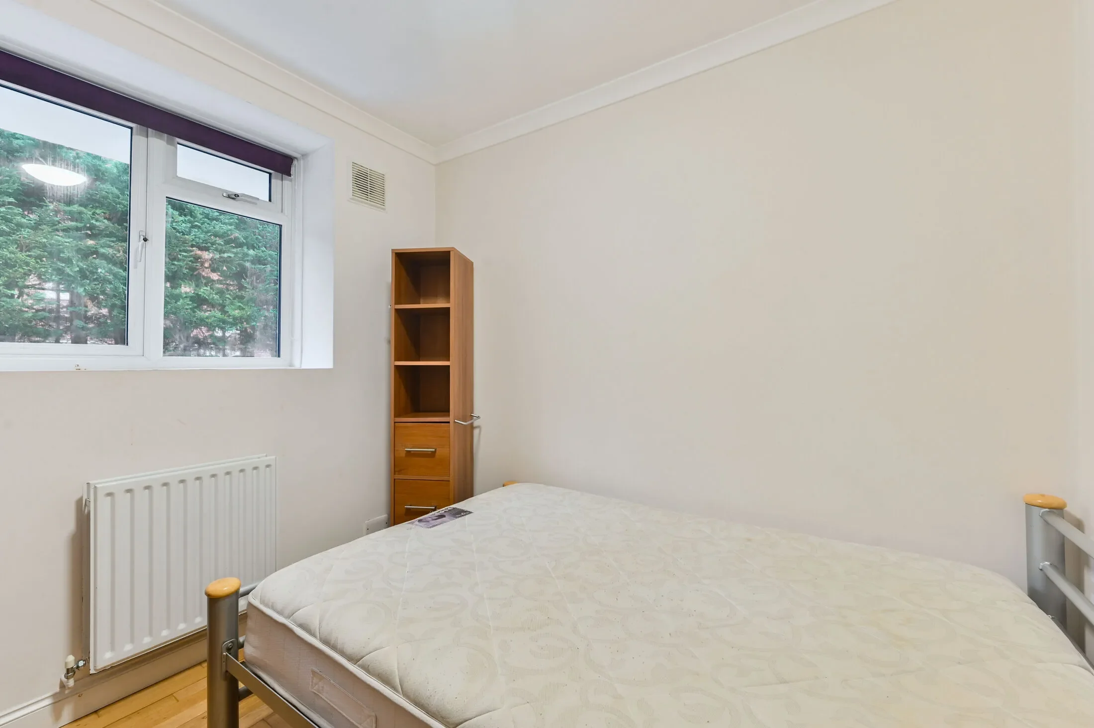 Flat Great Chart Street in Greater London