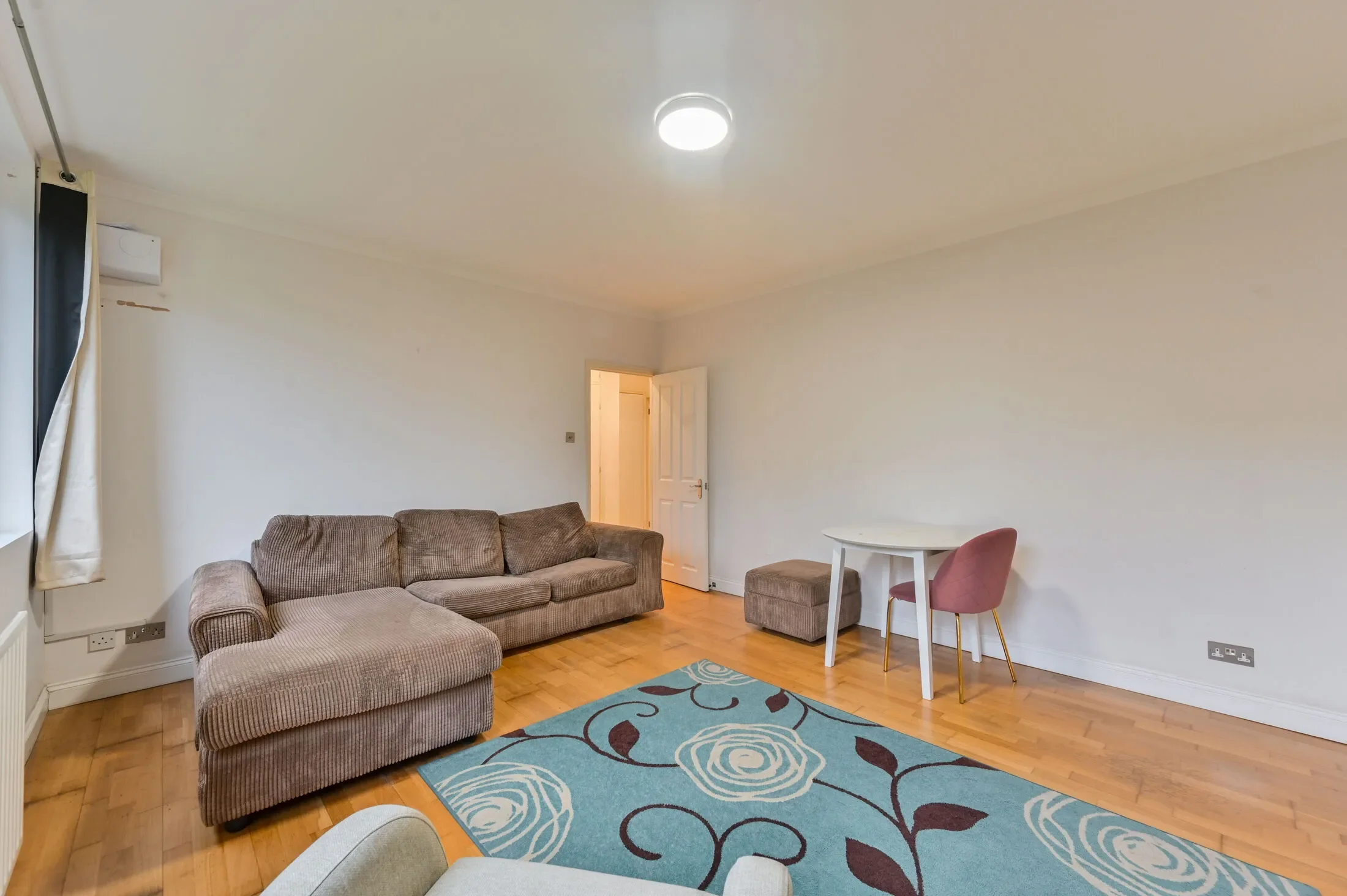 Flat Great Chart Street in Greater London