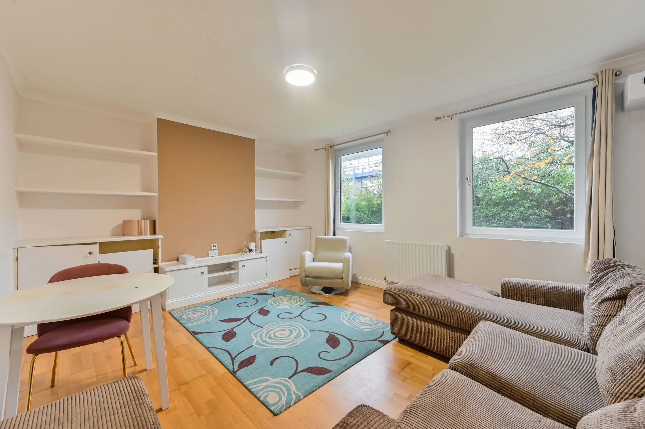 Flat Great Chart Street in Greater London