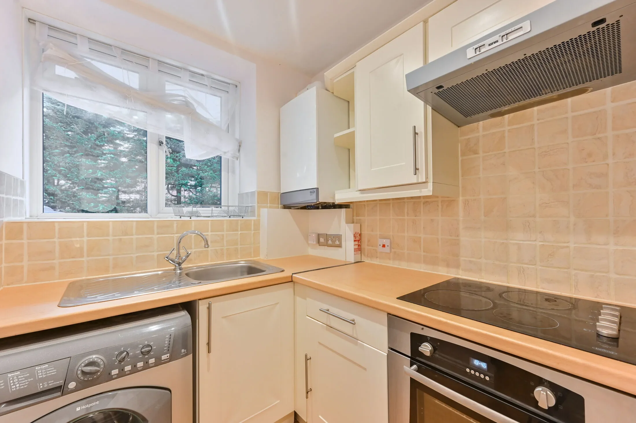 Flat Great Chart Street in Greater London