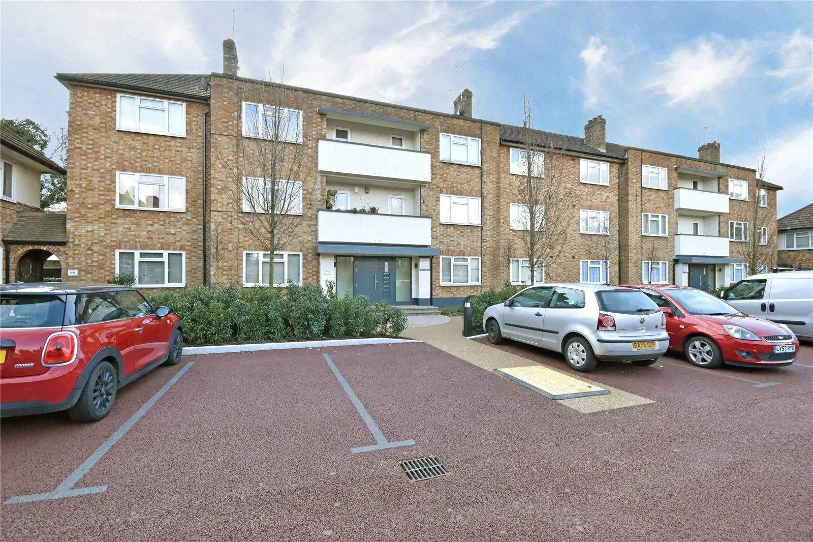 Flat Vines Avenue in Greater London